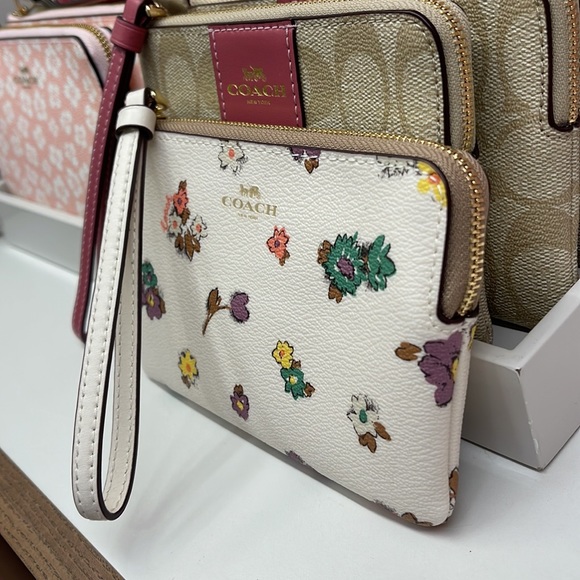 Coach Corner Zip Wristlet With Spaced Floral Field Print
IM/Chalk Multi - Picture 2 of 16